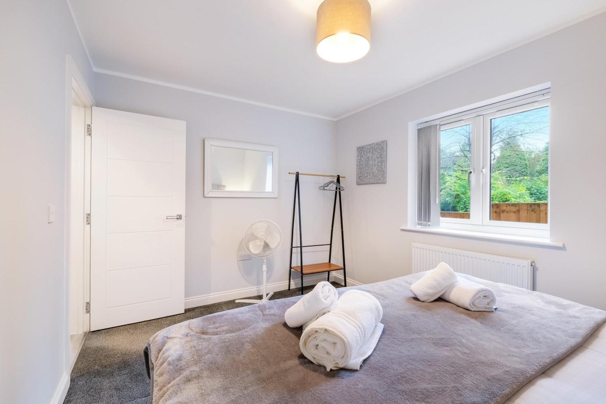 2 Bedroom Penthouse With Parking High Wycombe By 360Stays Exterior foto