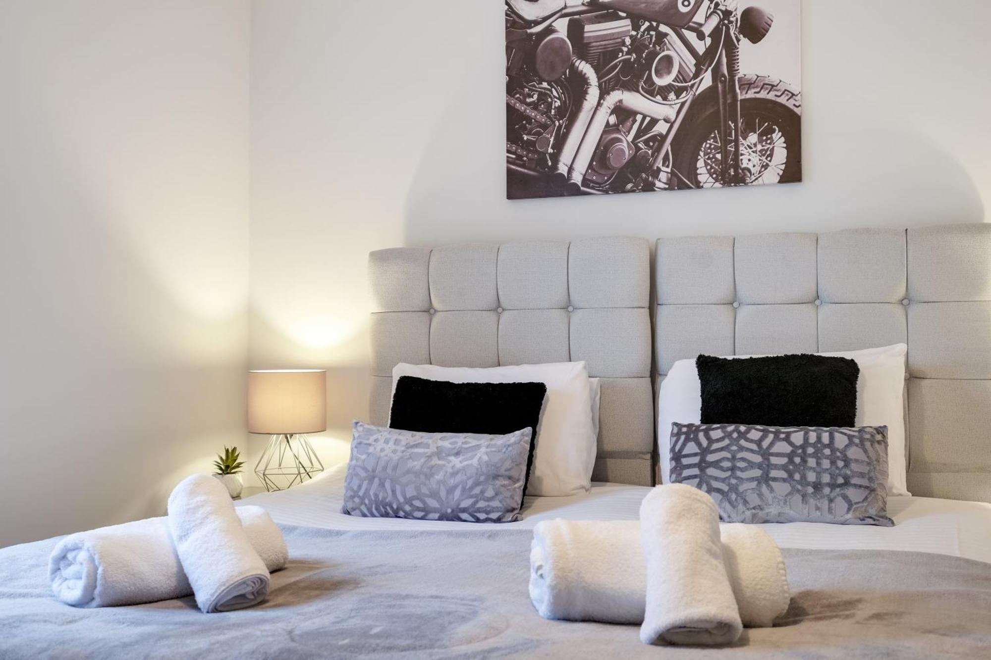 2 Bedroom Penthouse With Parking High Wycombe By 360Stays Exterior foto