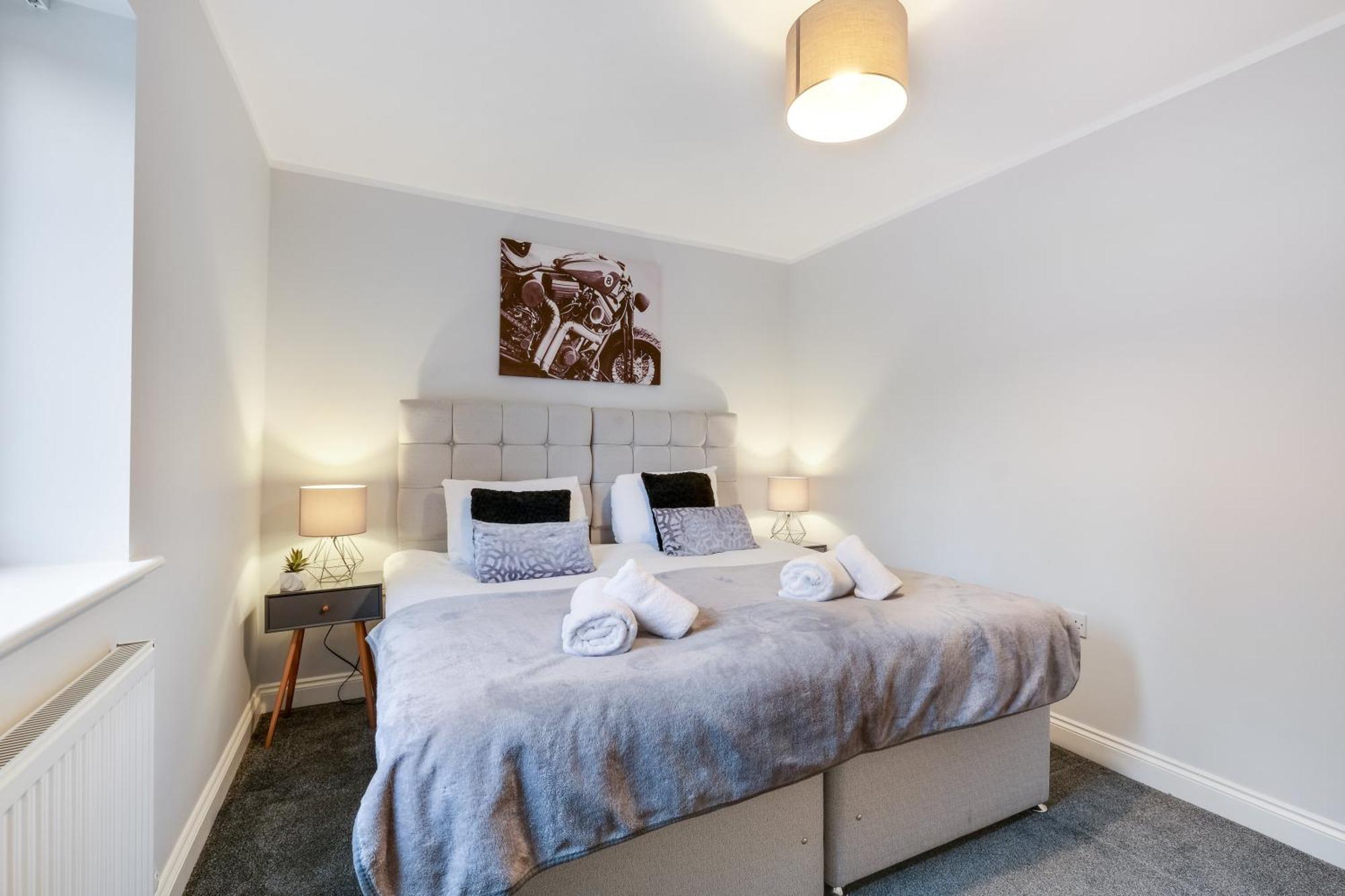2 Bedroom Penthouse With Parking High Wycombe By 360Stays Exterior foto
