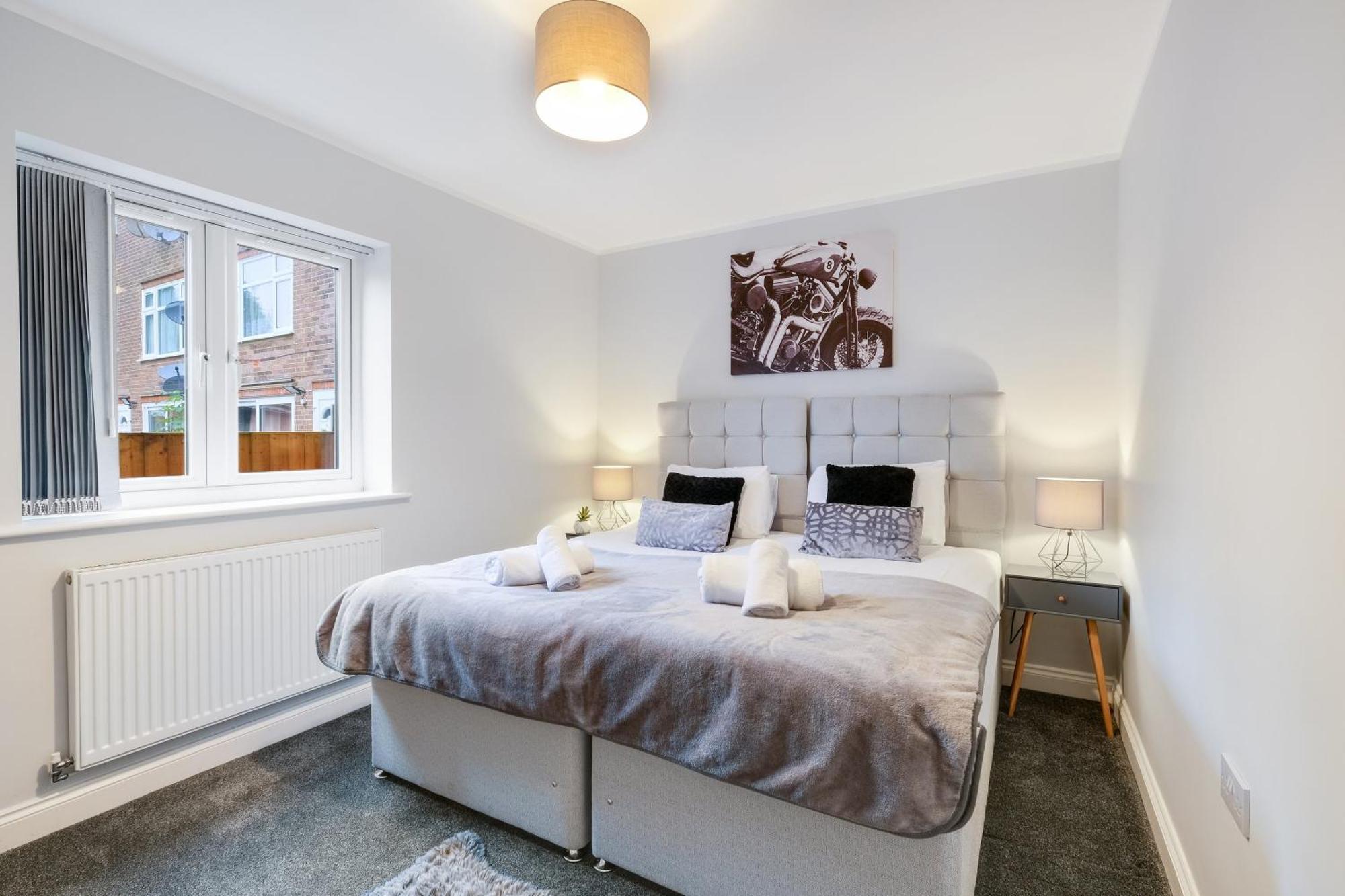 2 Bedroom Penthouse With Parking High Wycombe By 360Stays Exterior foto