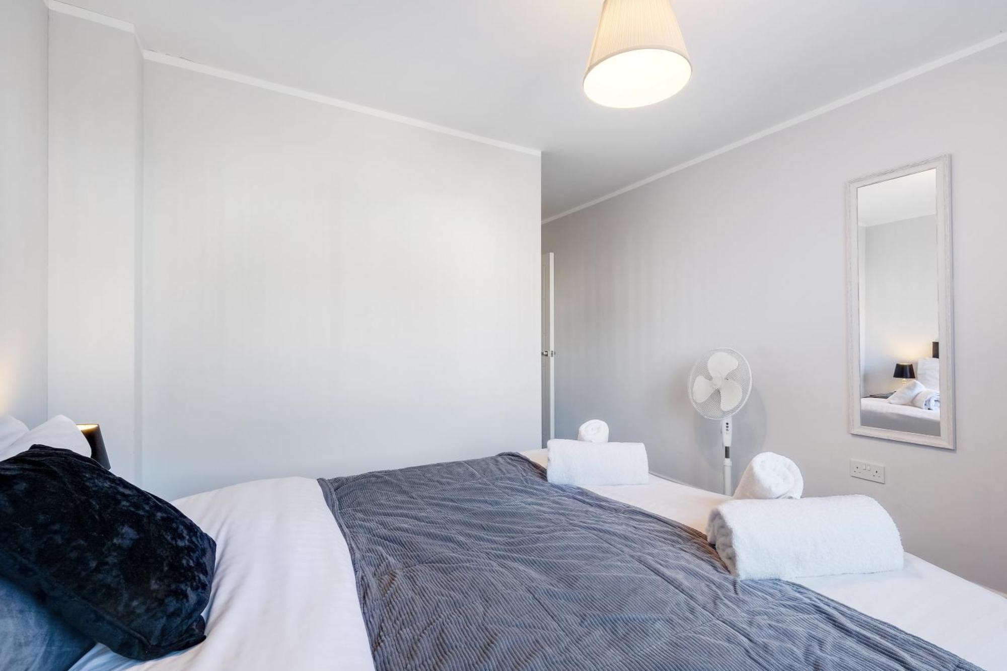 2 Bedroom Penthouse With Parking High Wycombe By 360Stays Exterior foto