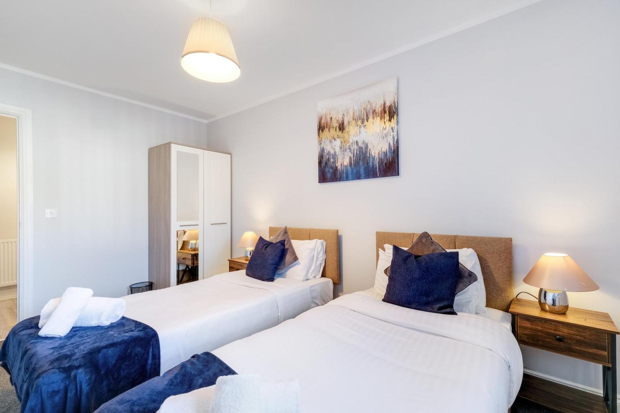 2 Bedroom Penthouse With Parking High Wycombe By 360Stays Exterior foto